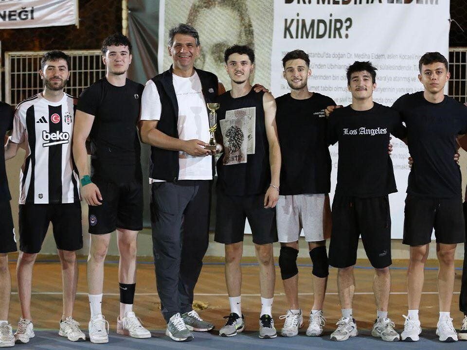 Uzuntarla’da düzenlenen Dr. Mediha Eldem Voleybol Turnuvası, çekişmeli geçen final