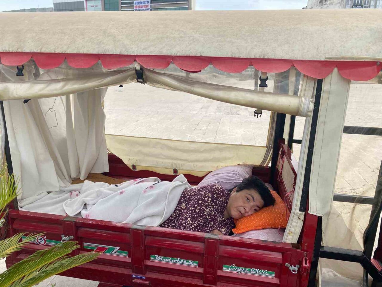 Adana’nın Ceyhan ilçesinde zabıta ekipleri, annesiyle birlikte 3 tekerlekli mopedin