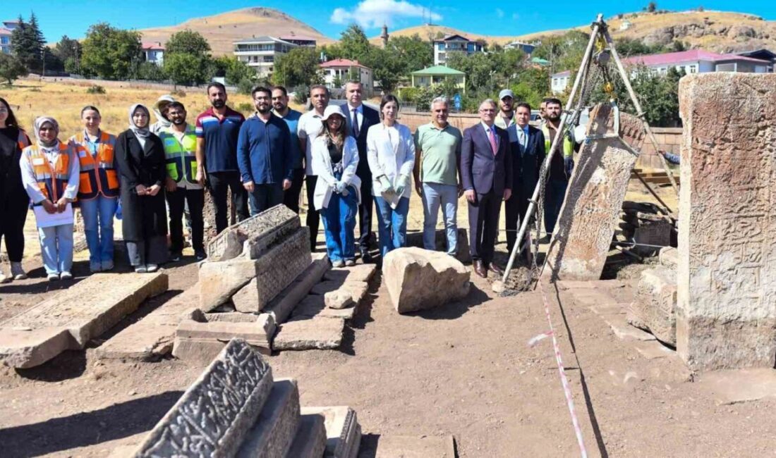 Van Valisi Ozan Balcı, Gevaş ilçesindeki tarihi Selçuklu Mezarlığında yapılan