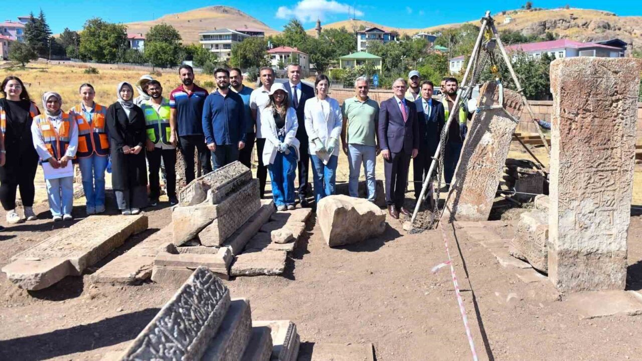 Van Valisi Ozan Balcı, Gevaş ilçesindeki tarihi Selçuklu Mezarlığında yapılan