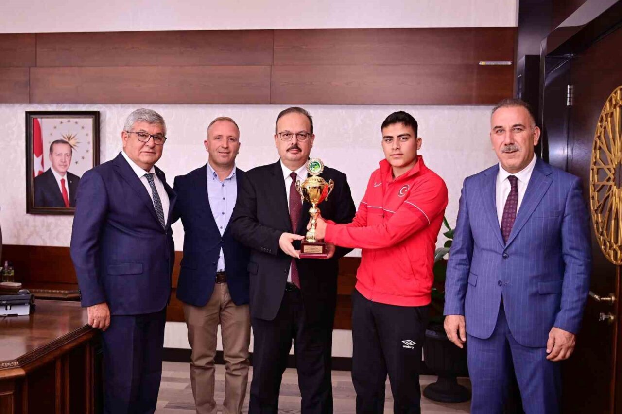 Aydın’ın Karpuzlu ilçesinde yaşayan ve atıcılıktaki yeteneğiyle Türk spor tarihine