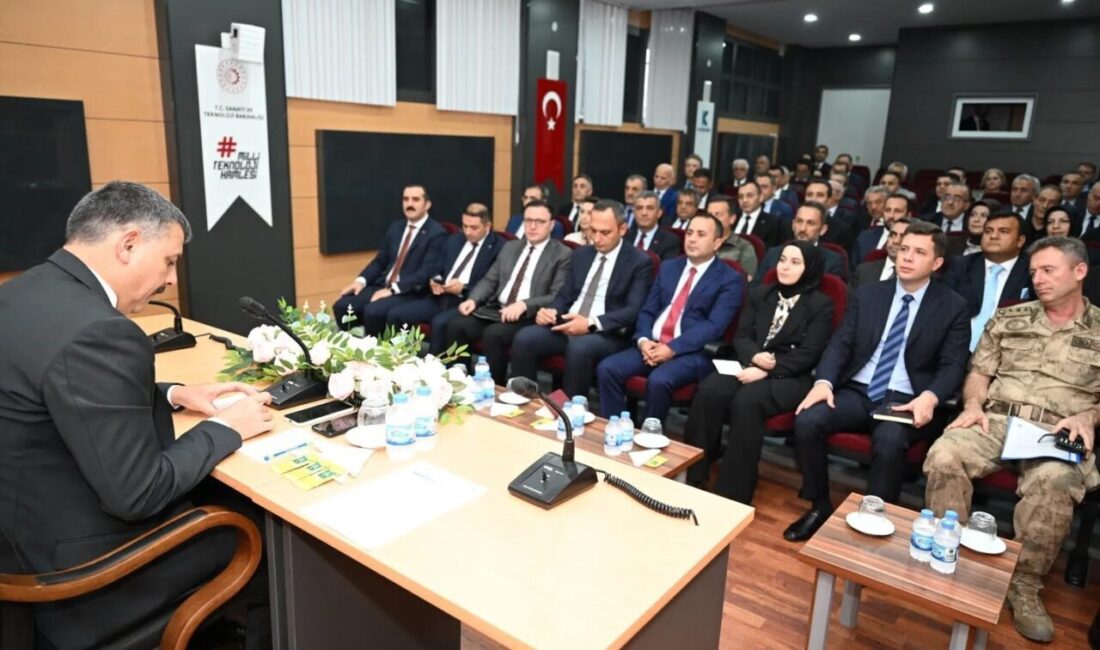 Erzurum Valisi Mustafa Çiftçi, bir araya geldiği bürokratlara “Vatandaş Odaklı