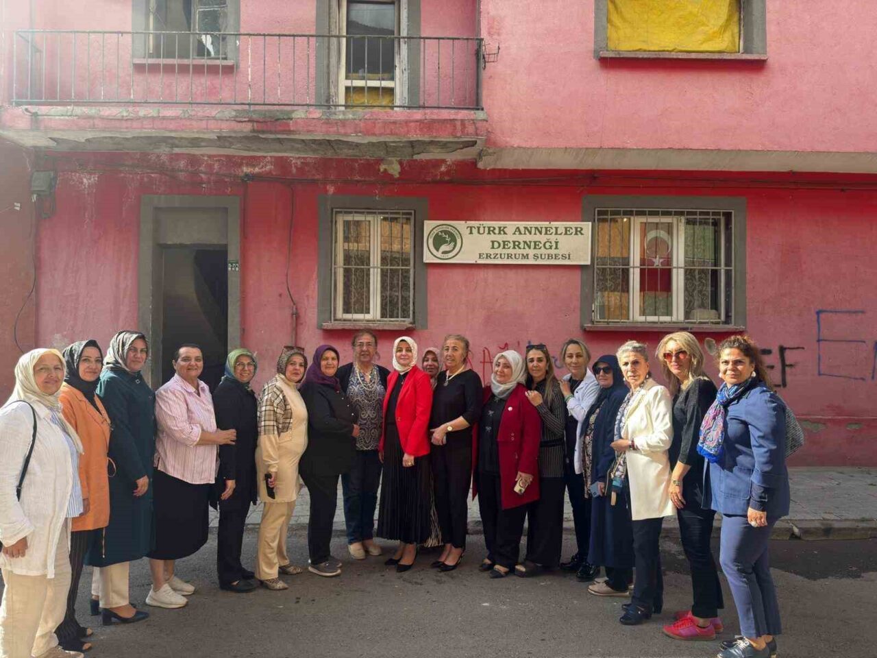Erzurum Valisi Mustafa Çiftçi’nin eşi Azime Çiftçi, Türk Anneler Derneği