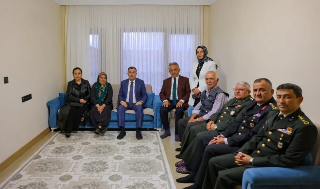 Gaziler Günü dolayısıyla Bayburt Valisi Mustafa Eldivan, eşi Meltem Eldivan