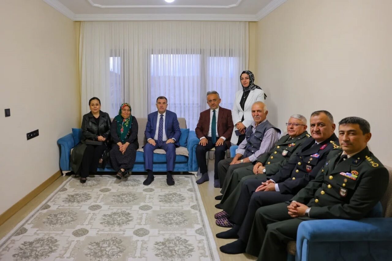 Gaziler Günü dolayısıyla Bayburt Valisi Mustafa Eldivan, eşi Meltem Eldivan