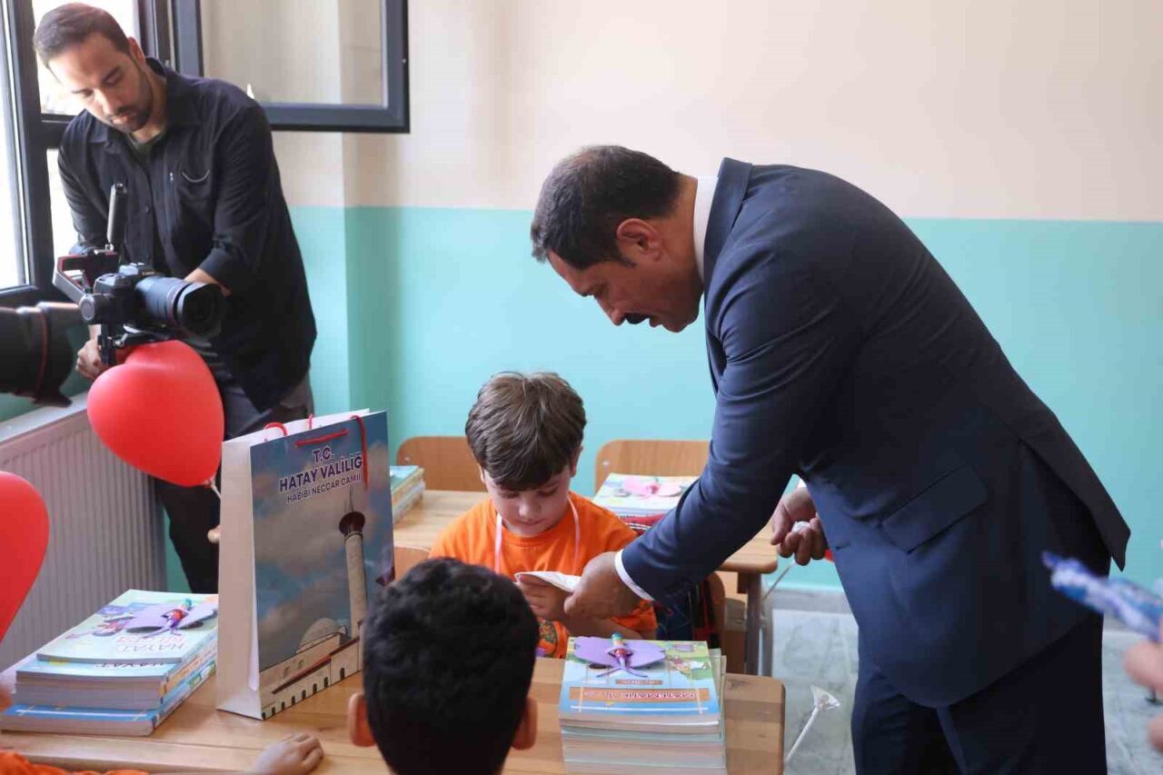 Depremin yaralarının sarıldığı Hatay’da binlerce öğrenci için ilk okul zilini