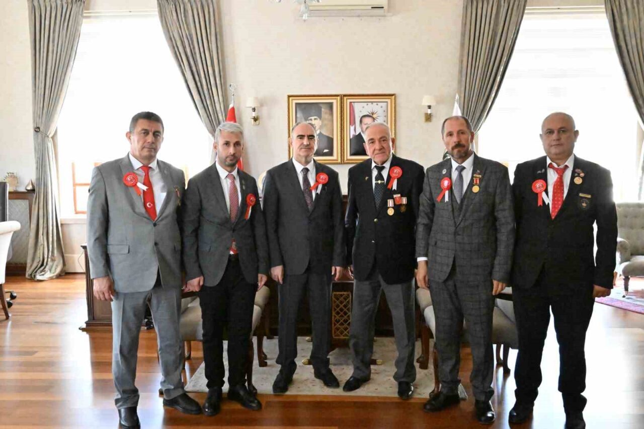 Manisa Valisi Vahdettin Özkan, 19 Eylül Gaziler Günü’nde, gazileri valilik