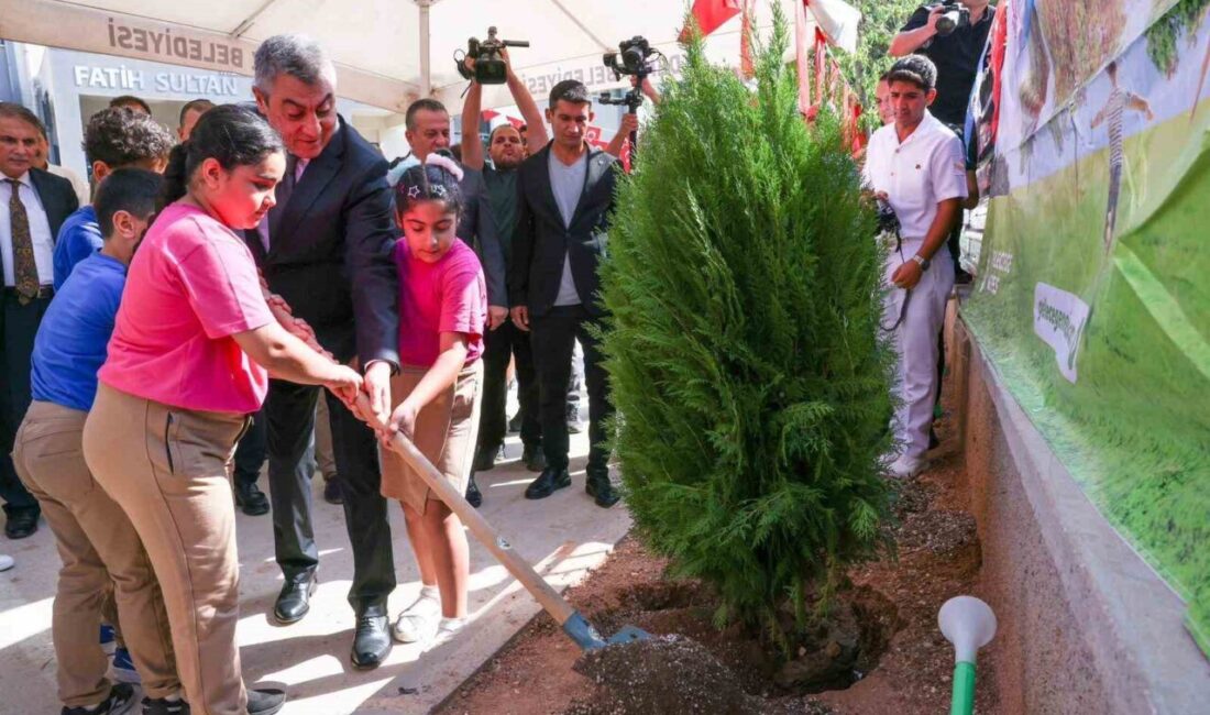 Mersin Valisi Atilla Toros, İlköğretim Haftası kutlama programına katılarak öğretmen