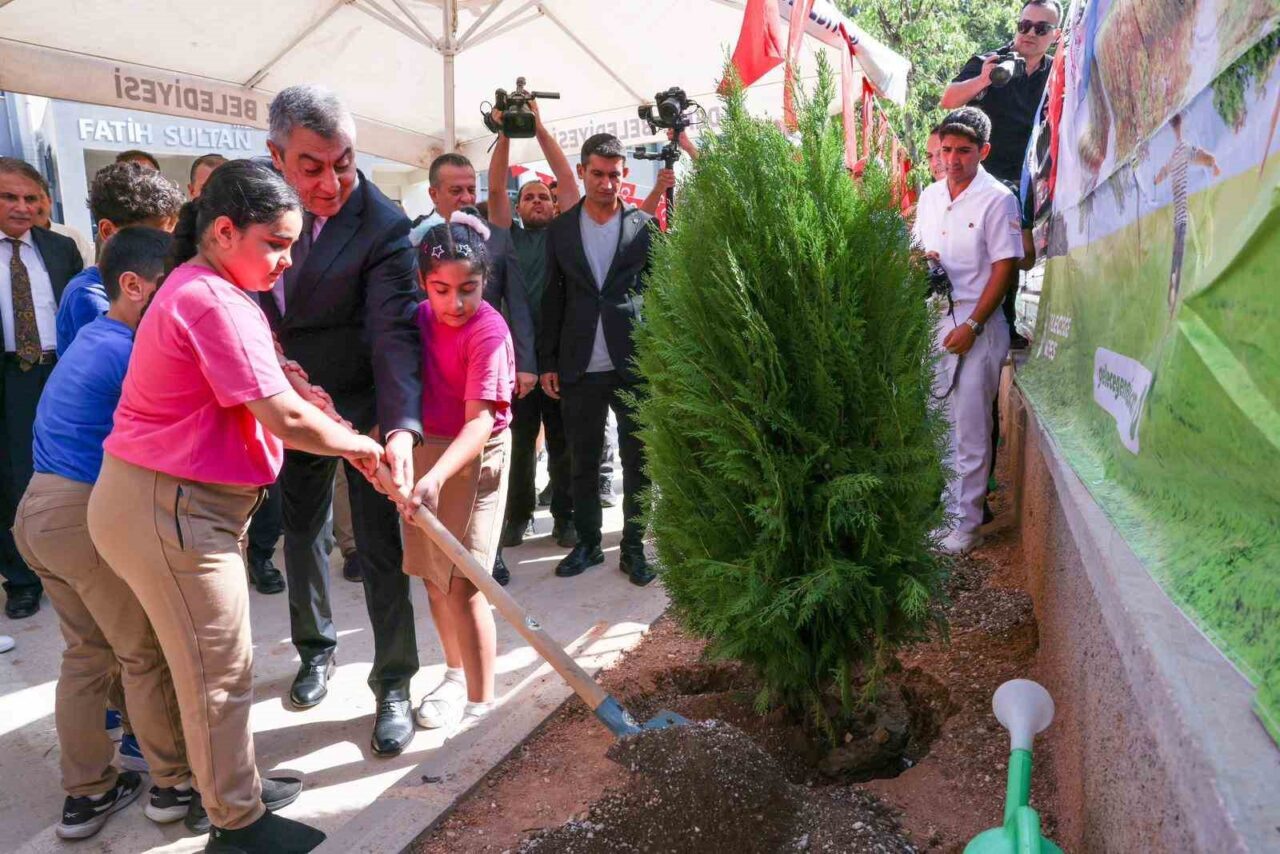 Mersin Valisi Atilla Toros, İlköğretim Haftası kutlama programına katılarak öğretmen