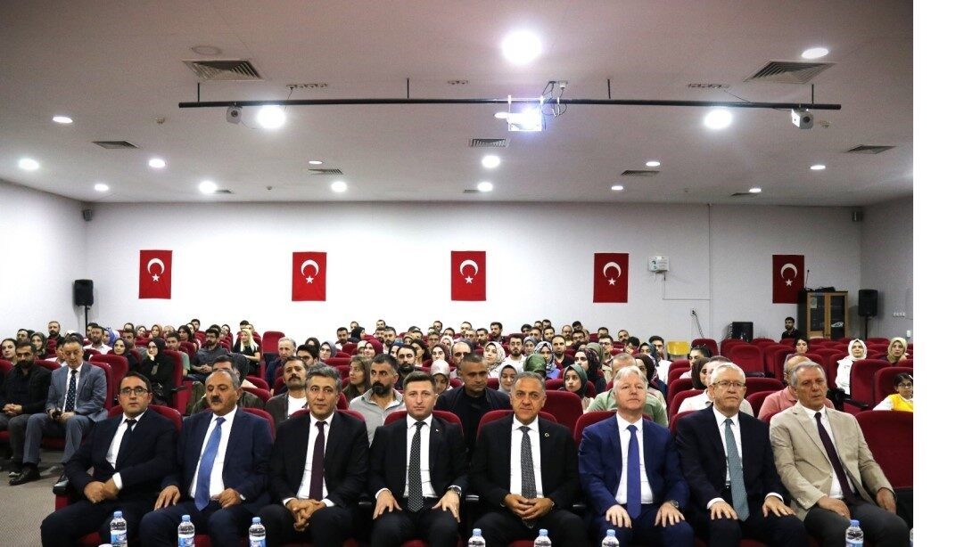 Bingöl Valisi Ahmet Hamdi Usta, kent genelindeki rehber öğretmenlerle bir