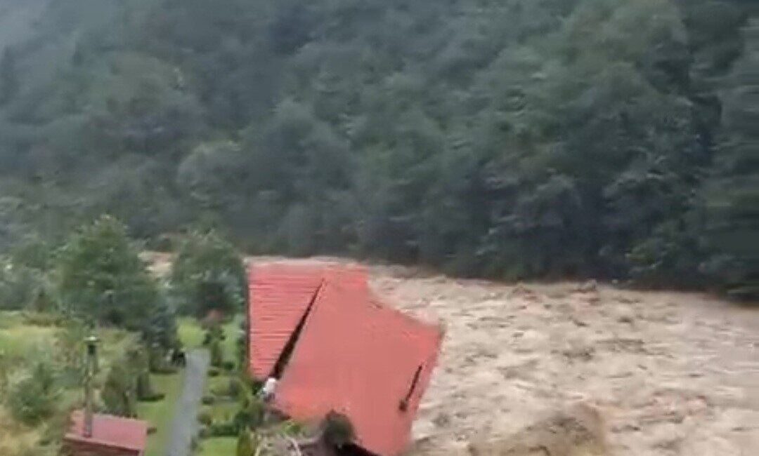 Rize’nin Çamlıhemşin ilçesinde etkili olan sağanak yağışın ardından dereler taştı.