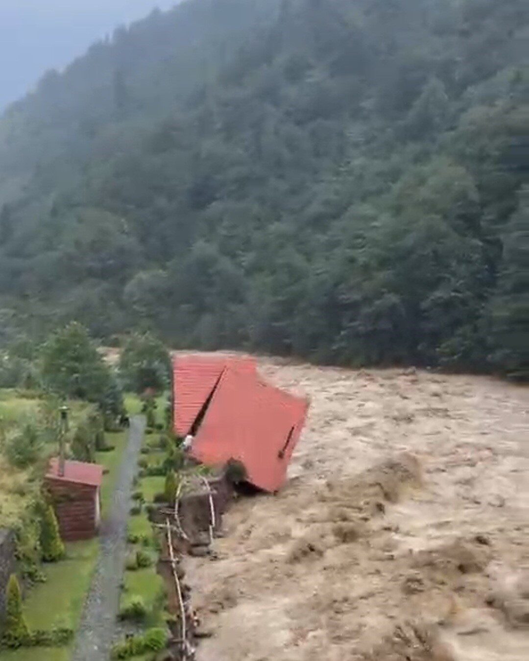 Rize’nin Çamlıhemşin ilçesinde etkili olan sağanak yağışın ardından dereler taştı.