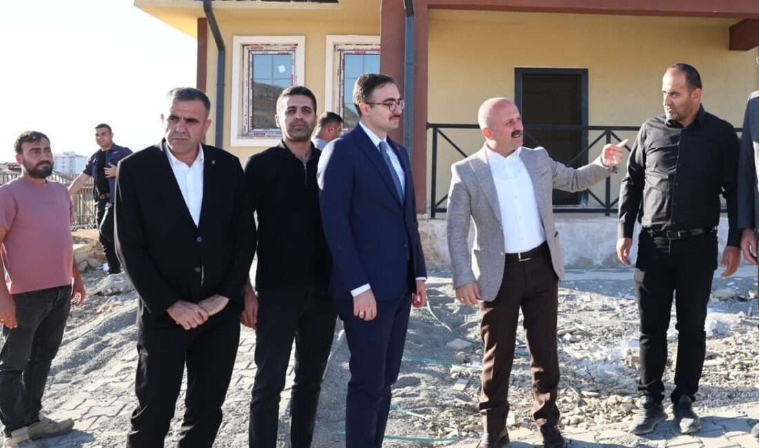 Adıyaman Valisi Osman Varol, Sincik’te yapımı tamamlanan köy evlerinde incelemelerde