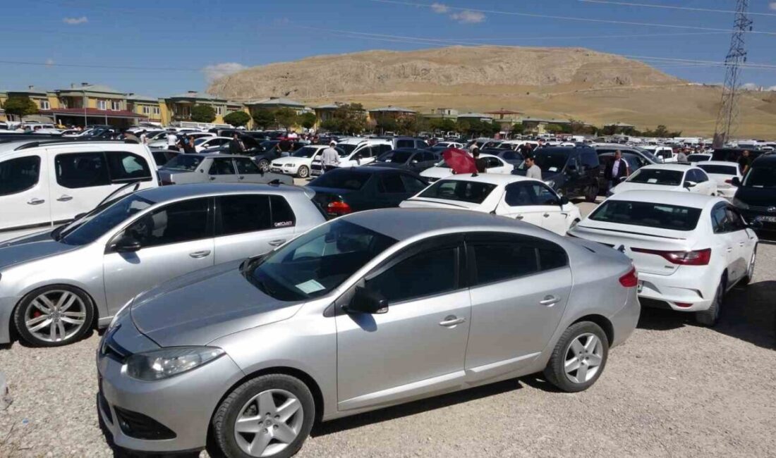 Van’ın Tuşba ilçesinde kurulan ikinci el açık oto pazarı, sıcak