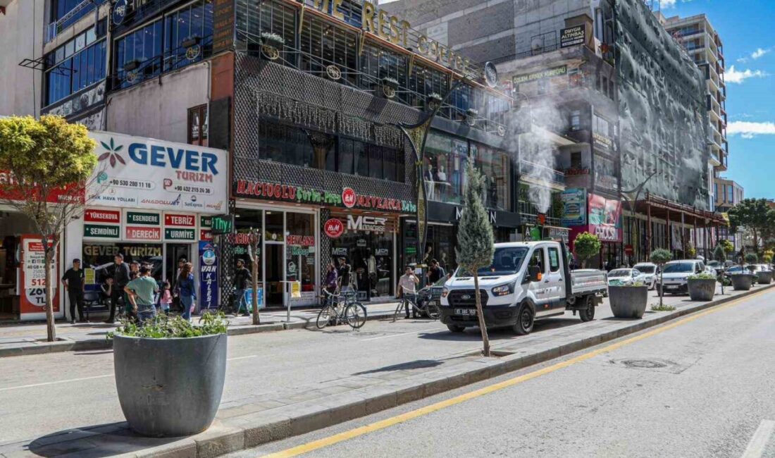 Van Büyükşehir Belediyesi kent merkezindeki cadde ve sokaklara gül suyu
