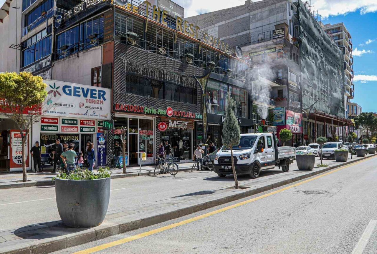 Van Büyükşehir Belediyesi kent merkezindeki cadde ve sokaklara gül suyu
