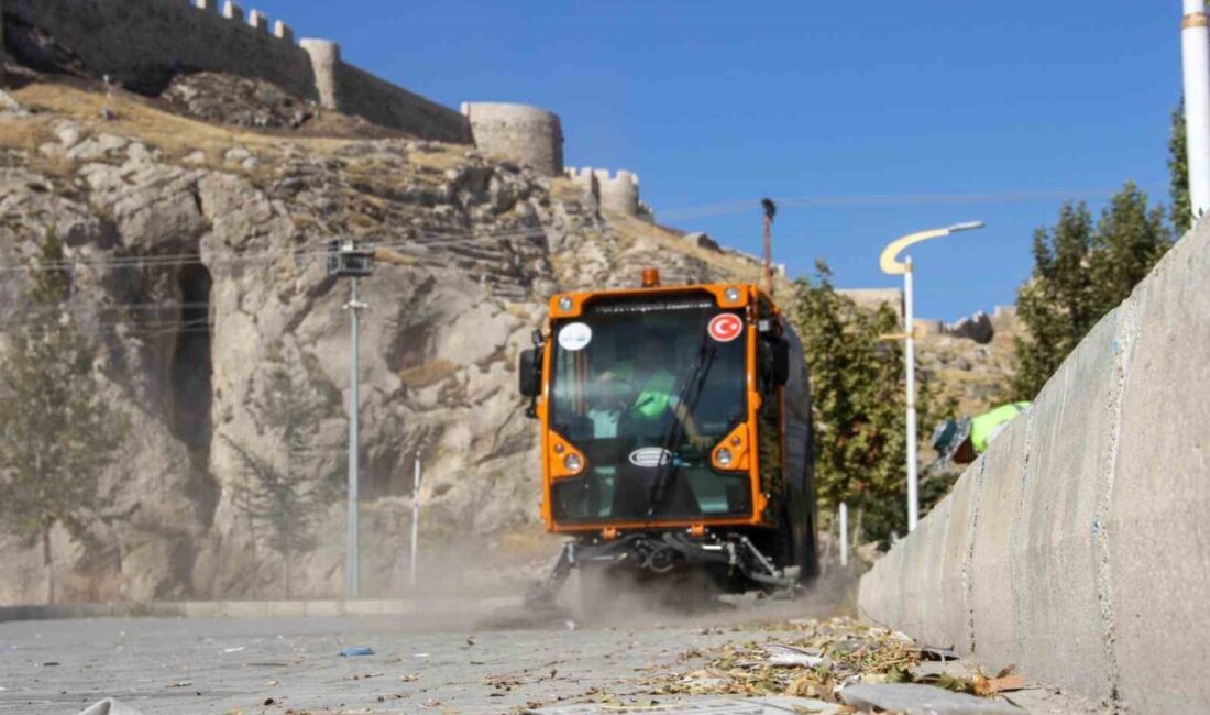 Van Büyükşehir Belediyesi, kent genelinde park ve bahçelerde yürüttüğü temizlik