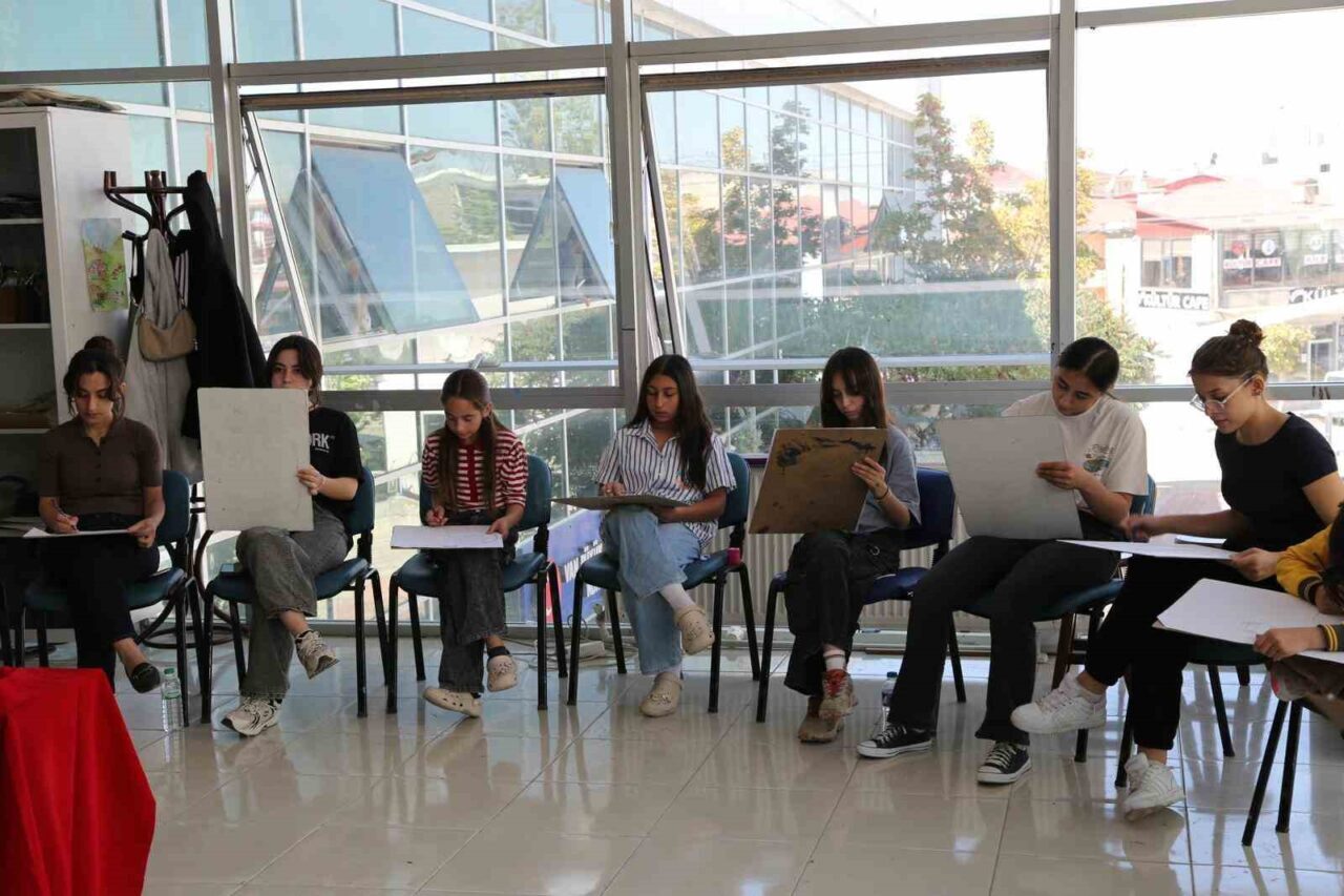 Van Büyükşehir Belediyesi Konservatuvarı, çeşitli dallarda yetenekleri olan öğrencileri keşfetmek