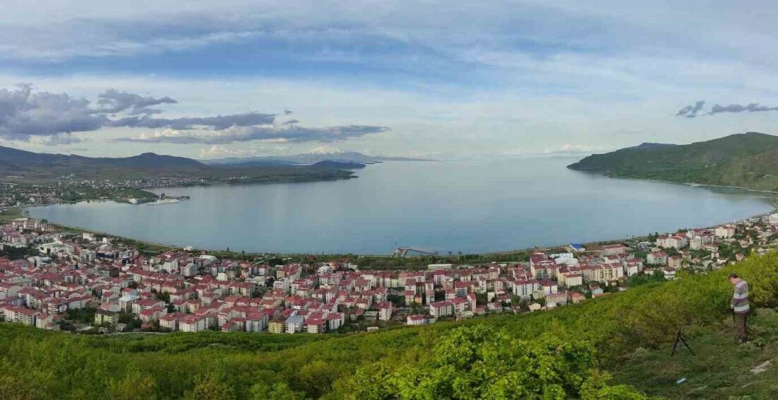 Türkiye’nin en büyük gölü olan Van Gölü’nde her geçen yıl
