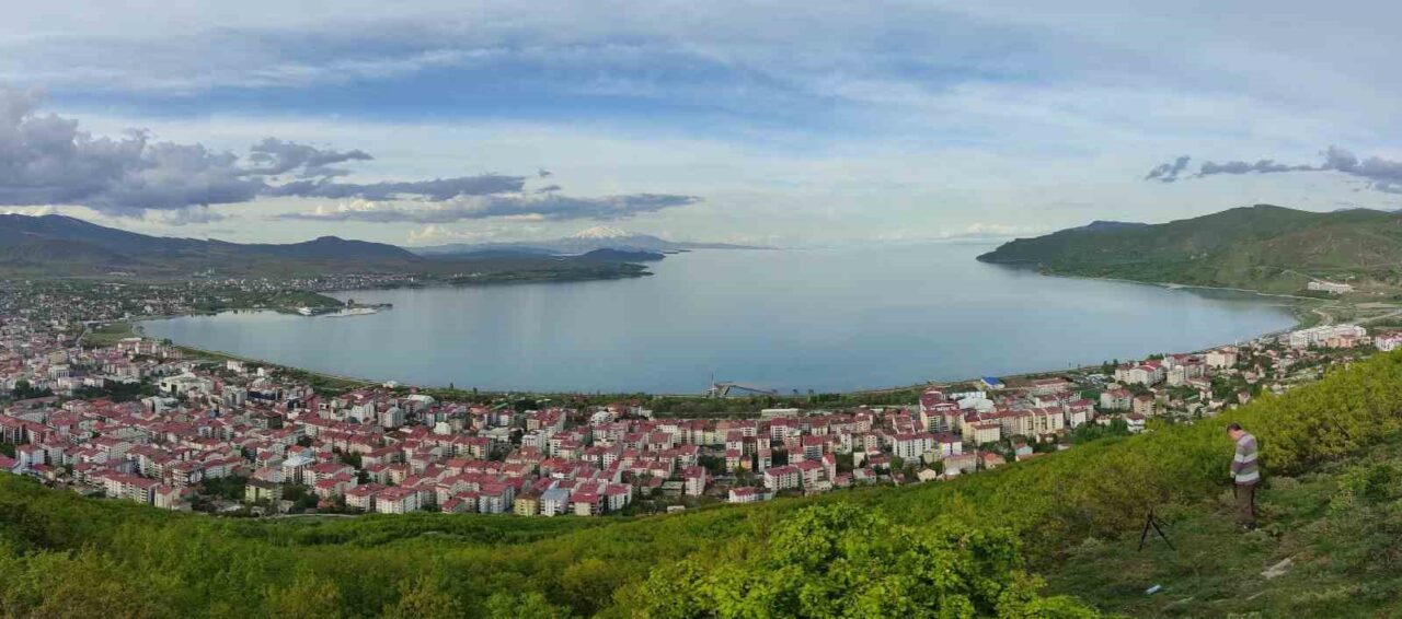 Türkiye’nin en büyük gölü olan Van Gölü’nde her geçen yıl