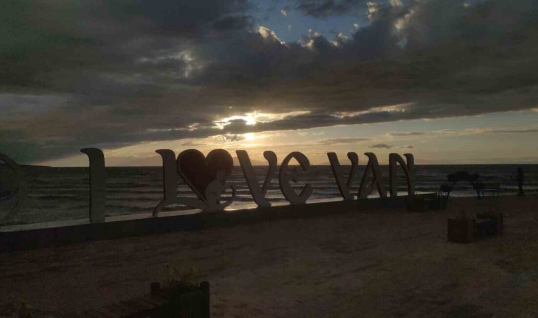 Van’da akşam saatlerinde etkili olan fırtına, Van Gölü’nde dev dalgaların