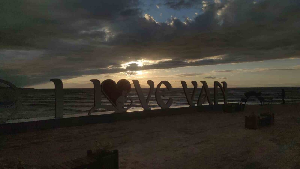 Van’da akşam saatlerinde etkili olan fırtına, Van Gölü’nde dev dalgaların