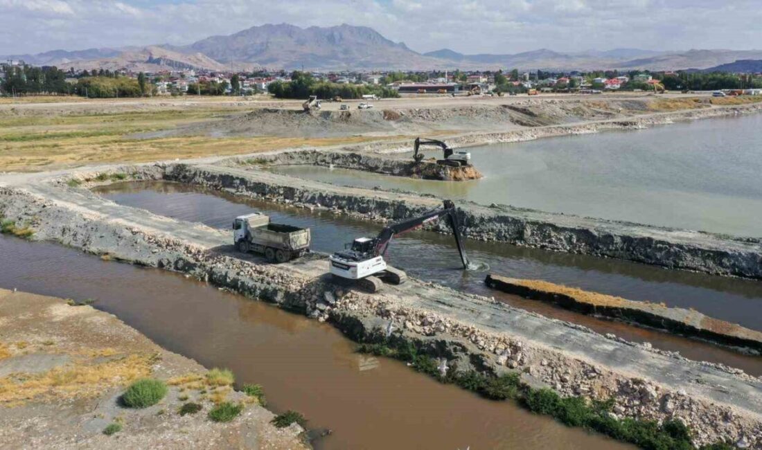 Van Büyükşehir Belediyesi tarafından yürütülen dip çamuru temizliği çalışmaları devam