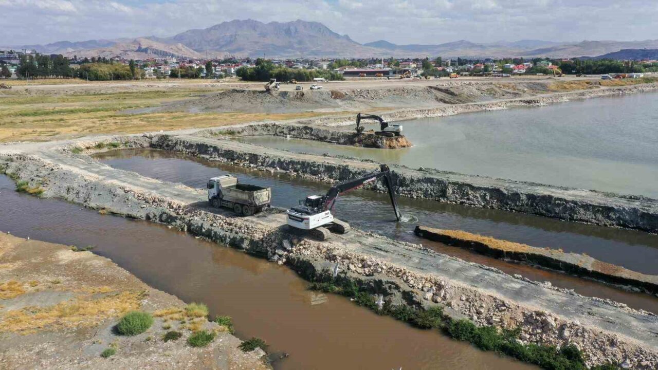 Van Büyükşehir Belediyesi tarafından yürütülen dip çamuru temizliği çalışmaları devam