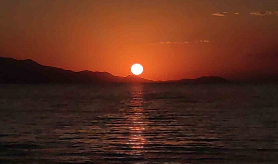 Van Gölü, akşam saatlerinde güneşin kızıla bürünerek batışıyla etkileyici bir