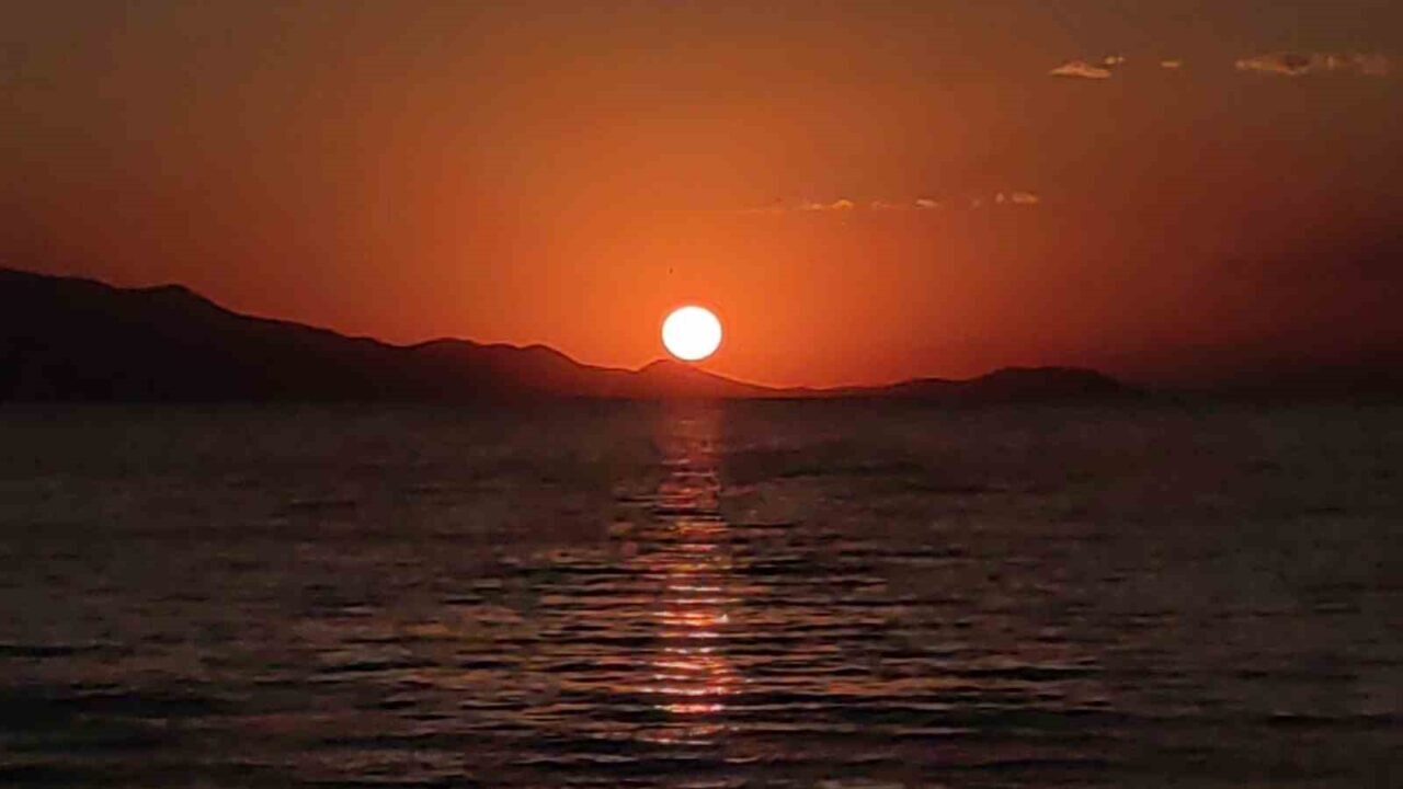 Van Gölü, akşam saatlerinde güneşin kızıla bürünerek batışıyla etkileyici bir