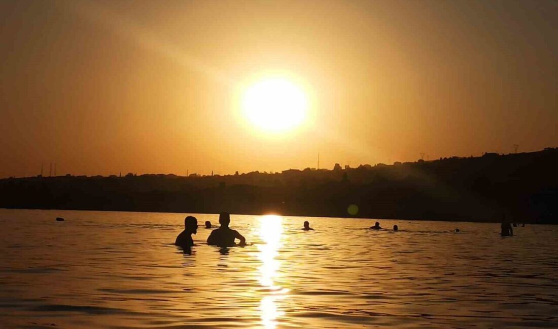 Bitlis’in Ahlat ilçesinde vatandaşlar, gün batımında Van Gölü’nde yüzmenin keyfini