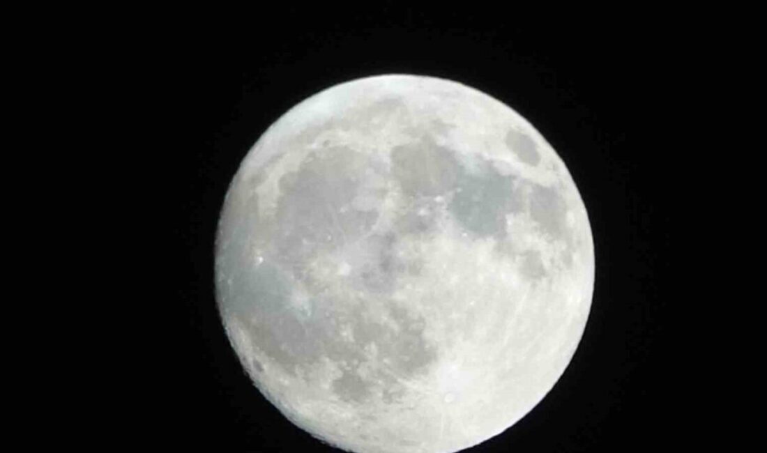 Yarın gerçekleşecek ’kanlı ay’ tutulması öncesinde Van semalarında ay, gökyüzünde