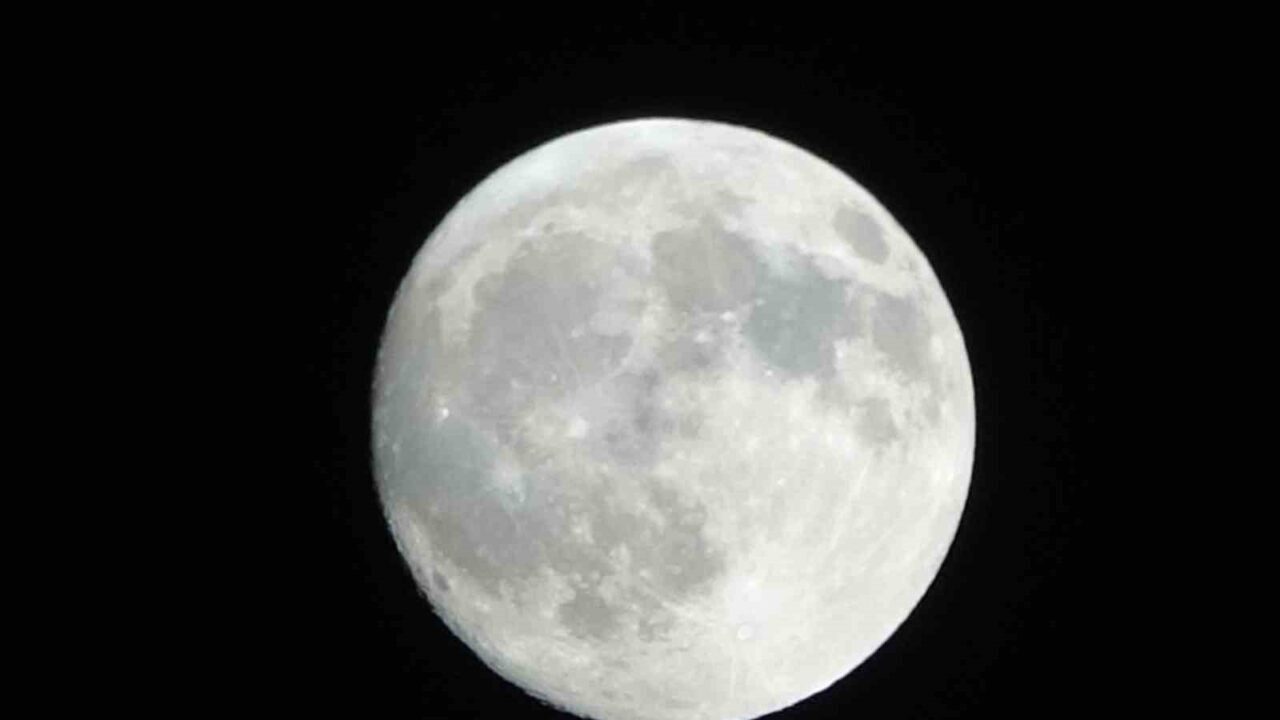 Yarın gerçekleşecek ’kanlı ay’ tutulması öncesinde Van semalarında ay, gökyüzünde