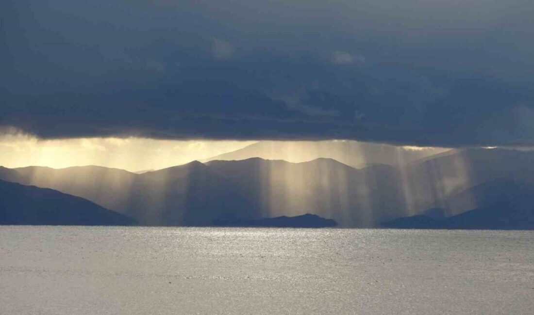 Van semalarında bulutların arasından süzülen ışık hüzmeleri gökyüzünü etkileyici bir