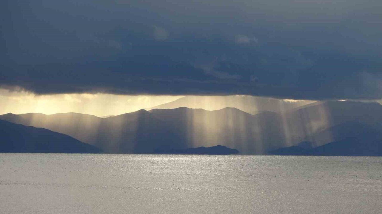 Van semalarında bulutların arasından süzülen ışık hüzmeleri gökyüzünü etkileyici bir