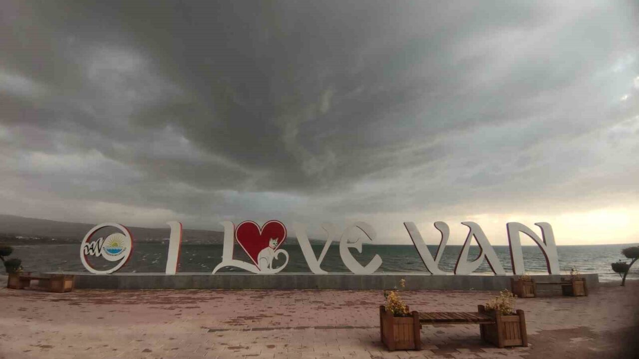 Van’da akşam saatlerinde etkili olan dolu ve sağanak yağış, kentte