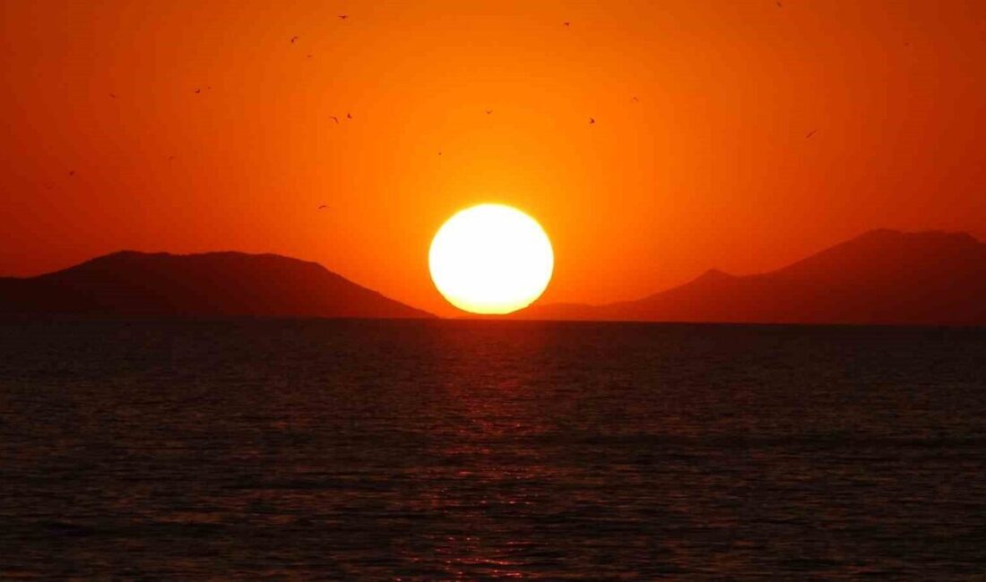 Van Gölü üzerinde kızıla bürünen güneşin batımı ve hemen ardından