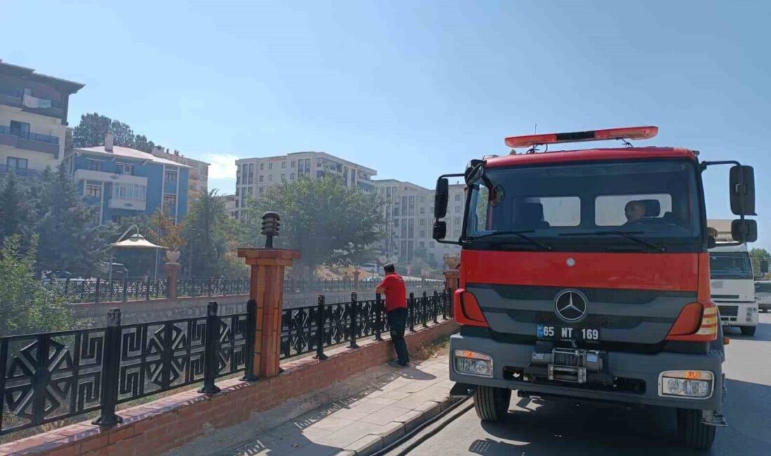 Van’ın Tuşba ilçesinde deredeki otluk yangını itfaiye ekiplerince söndürüldü. Edinilen