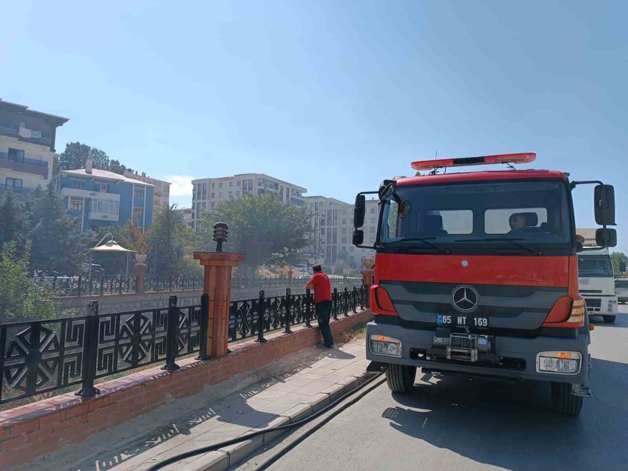 Van’ın Tuşba ilçesinde deredeki otluk yangını itfaiye ekiplerince söndürüldü. Edinilen