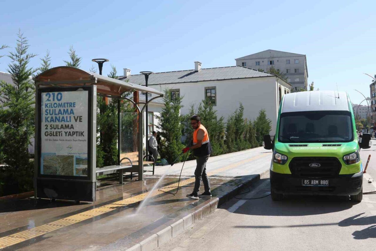 Van Büyükşehir Belediyesi bünyesinde hizmete başlayan mobil temizlik ve yıkama