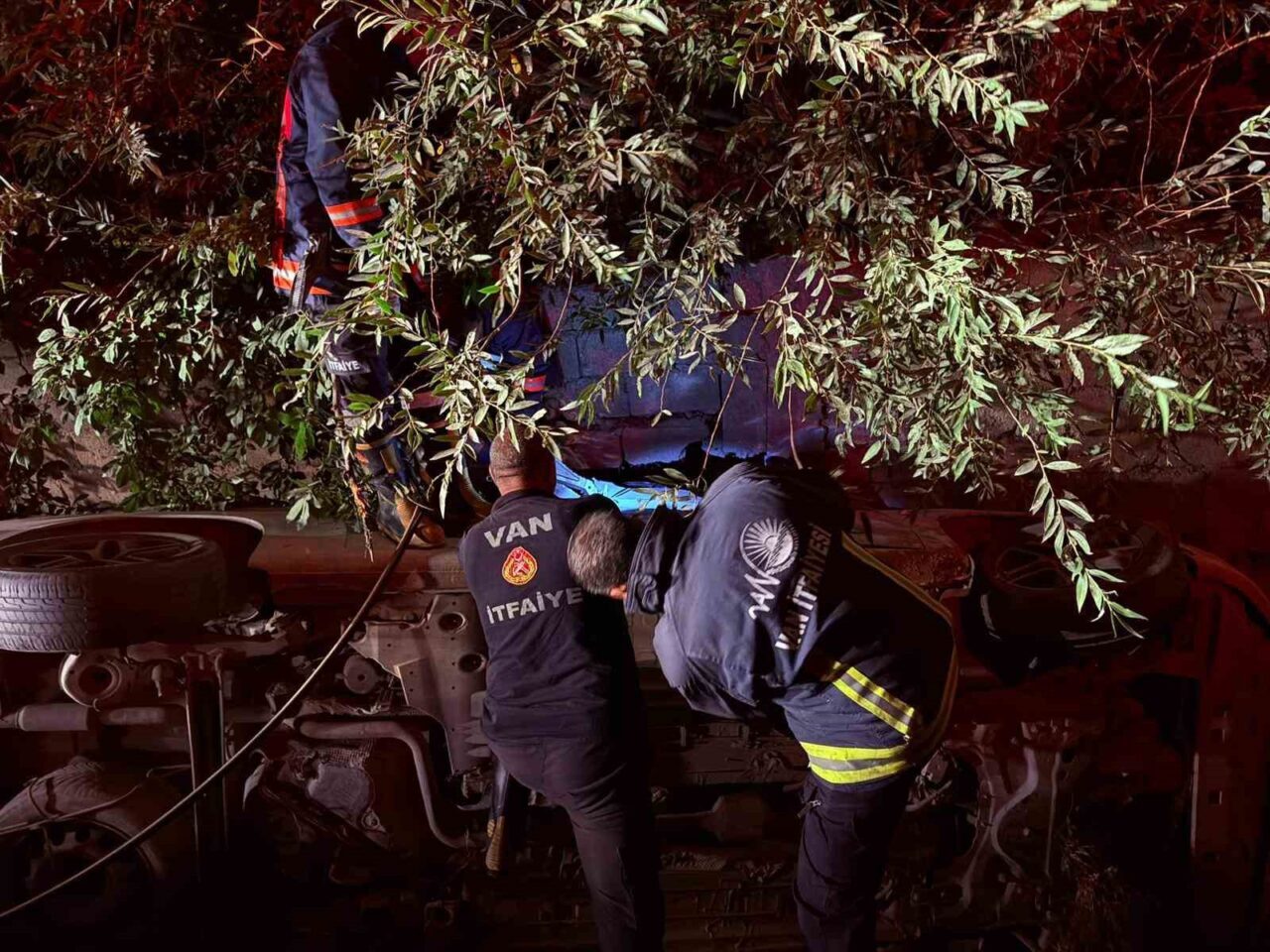 Van’ın Tuşba ilçesinde otomobilin su kanalına düşmesi sonucu sürücü hafif