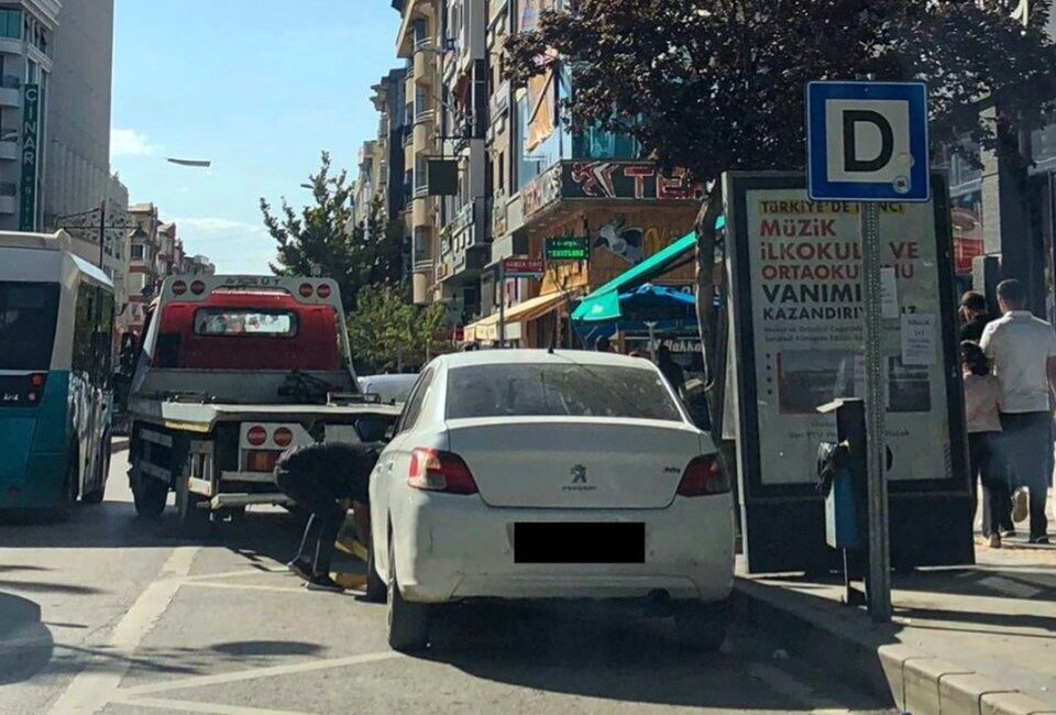 Van’da otobüs durakları, engelli rampaları ve yaya geçitlerinde park edilen