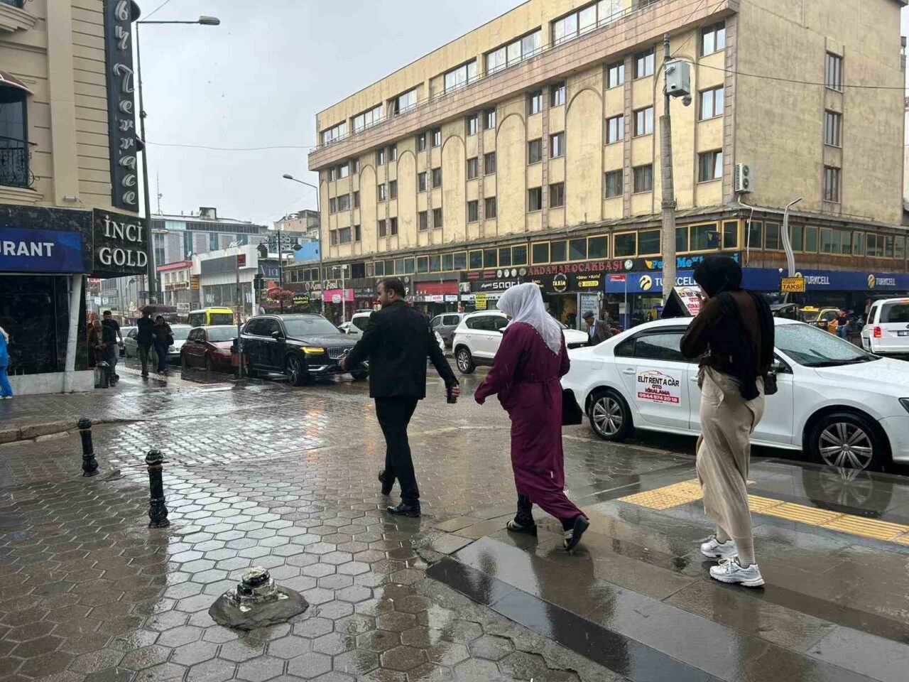 Van’da aniden bastıran sağanak yağış, kentte kısa süreliğine hayatı olumsuz