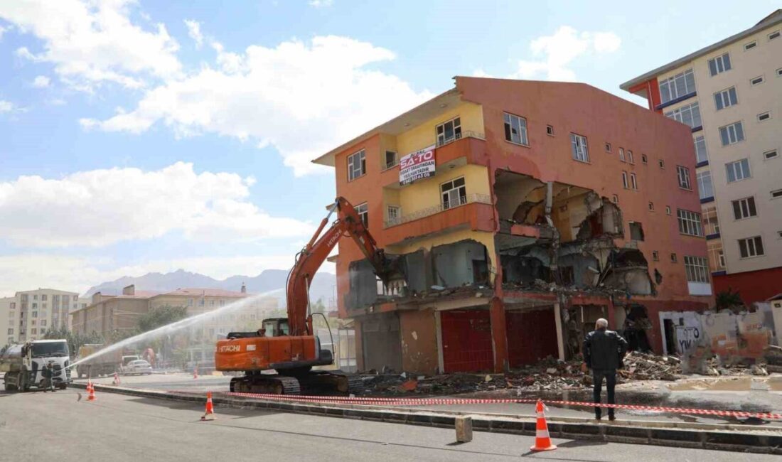 Van Büyükşehir Belediyesi, Mareşal Fevzi Çakmak Caddesi’ndeki yenileme çalışmaları kapsamında