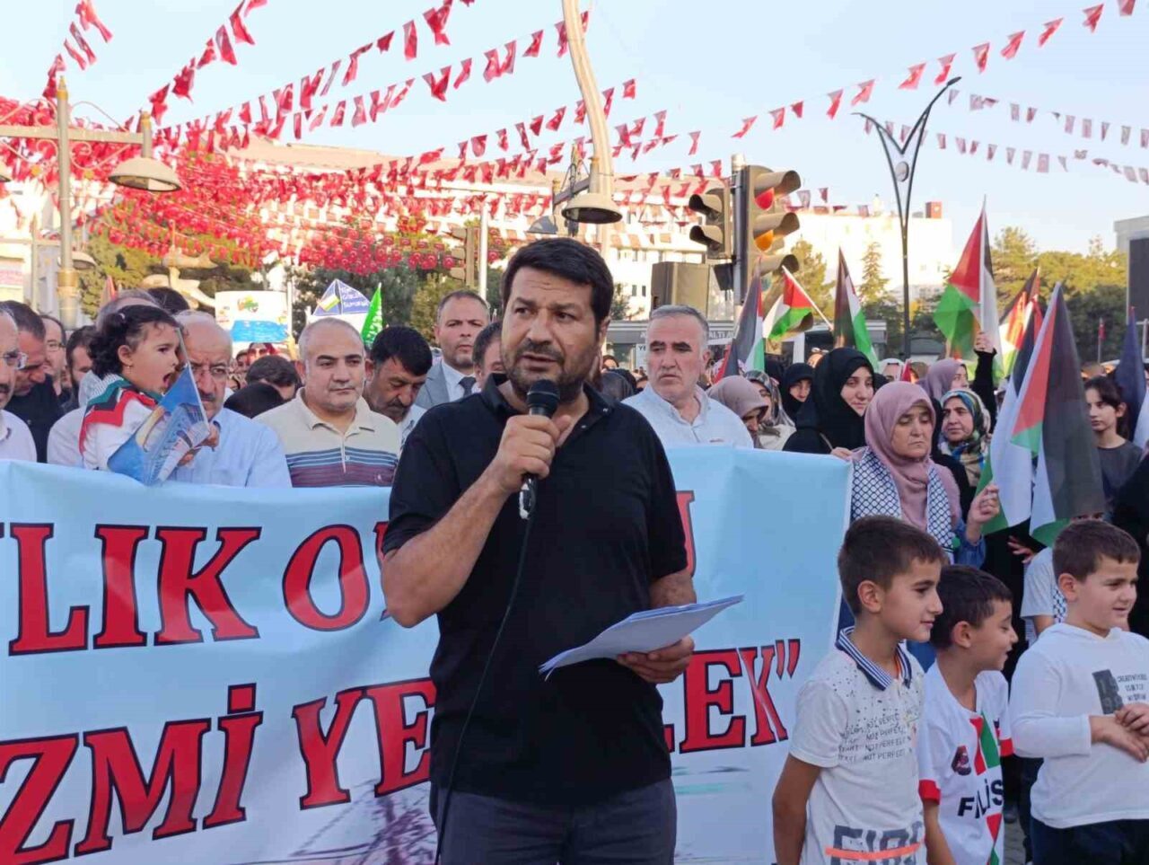 Van’da sivil toplum kuruluşları tarafından Gazze’deki ablukayı kırmak ve soykırımı