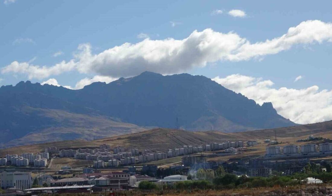 Van’ı çevreleyen yüksek dağların zirvelerinde toplanan bulutlar, kentte görsel bir