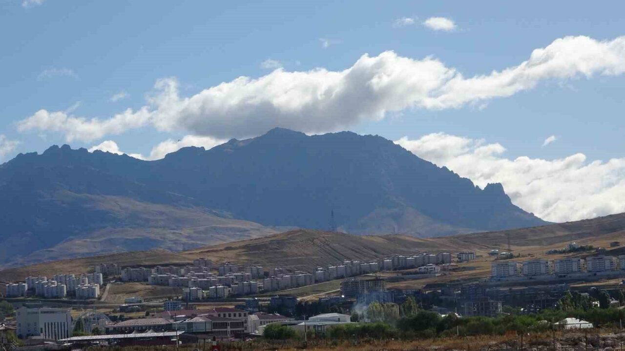 Van’ı çevreleyen yüksek dağların zirvelerinde toplanan bulutlar, kentte görsel bir