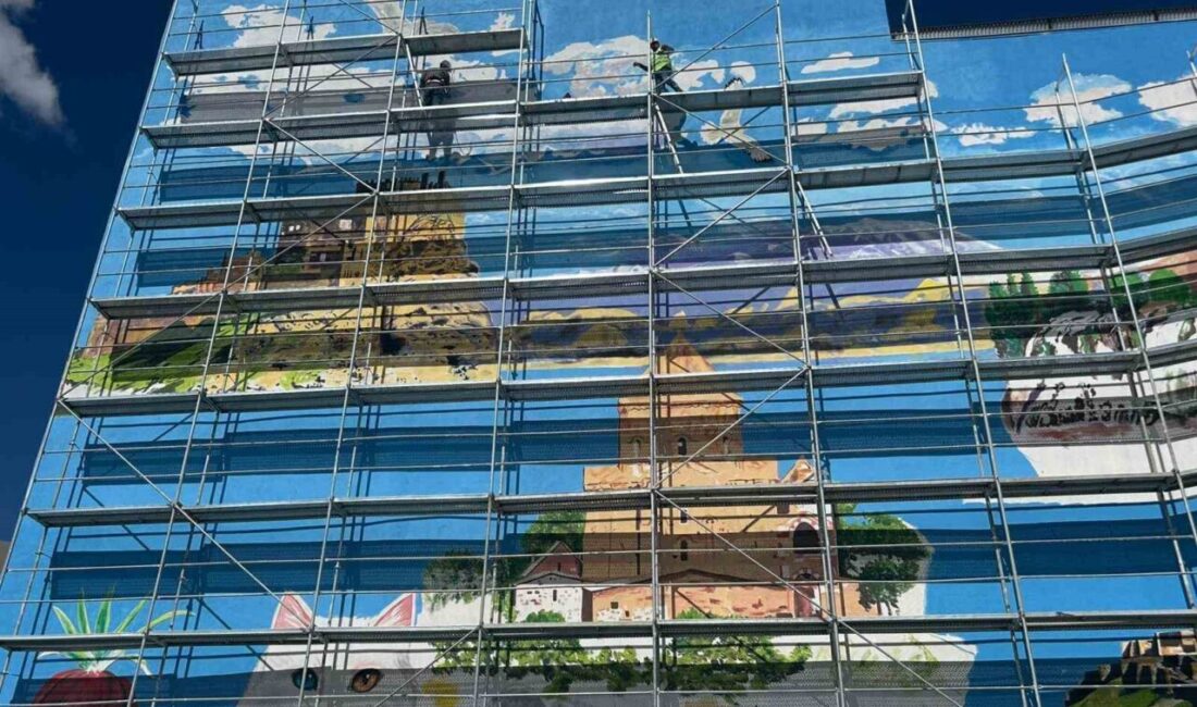 Van’da kentin kültürel ve doğal güzelliklerini yansıtan devasa resimler, usta