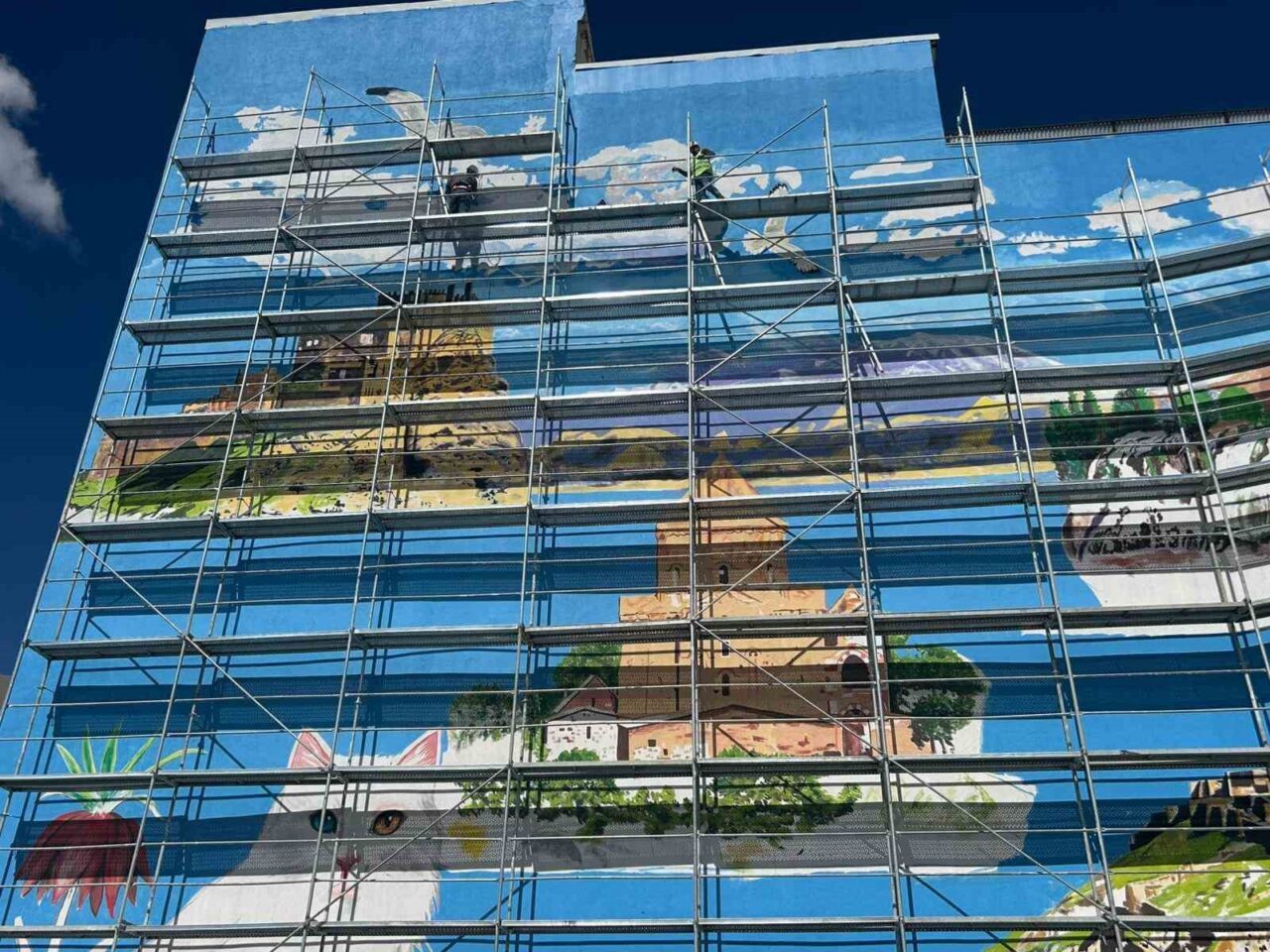 Van’da kentin kültürel ve doğal güzelliklerini yansıtan devasa resimler, usta