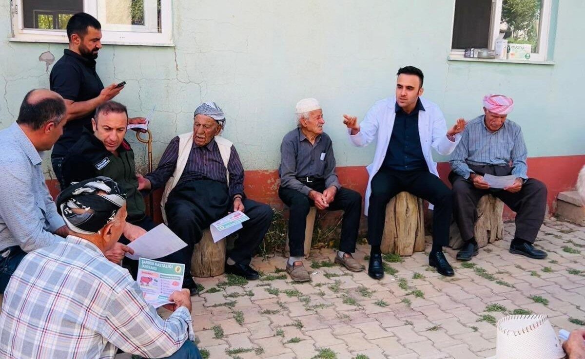 Hakkari’nin Yüksekova ilçesi Örnek köyünde şarbon bilgilendirme çalışması yapıldı. Yüksekova